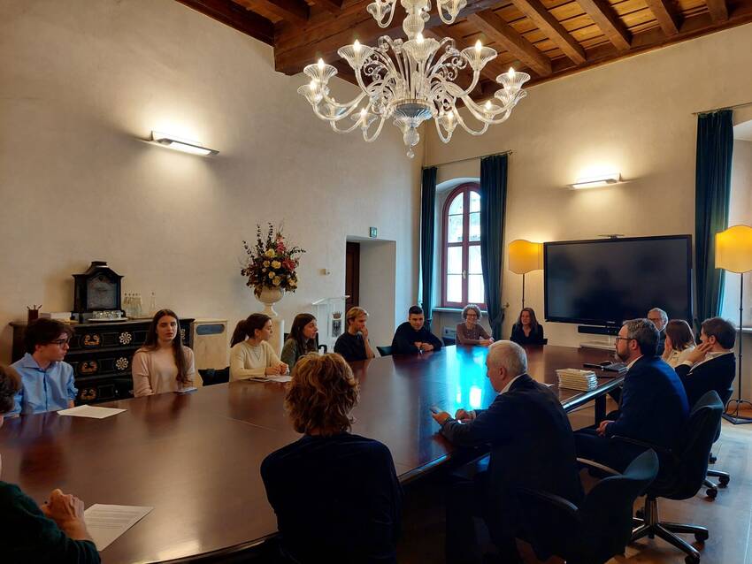 Presentato alla Giunta dagli studenti del liceo da Vinci il progetto Ypac imagefull